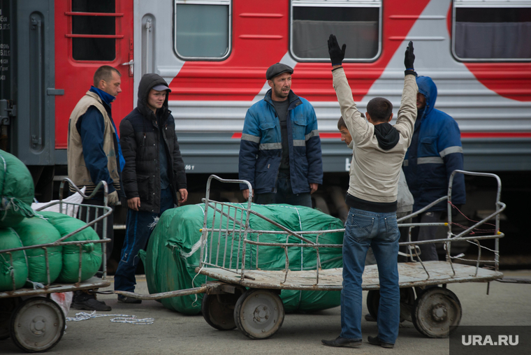 Беженцы с Украины на ЖД вокзале. Екатеринбург, багаж, носильщик, грузчик