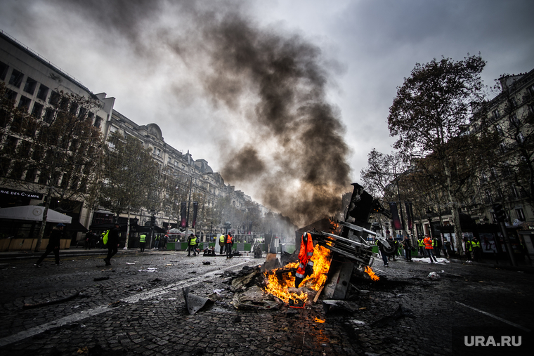 Акция протеста против повышения налога на бензин и дизельное топливо на Елисейских полях. Франция, Париж, машина, пожар, париж, франция, протест, поджог