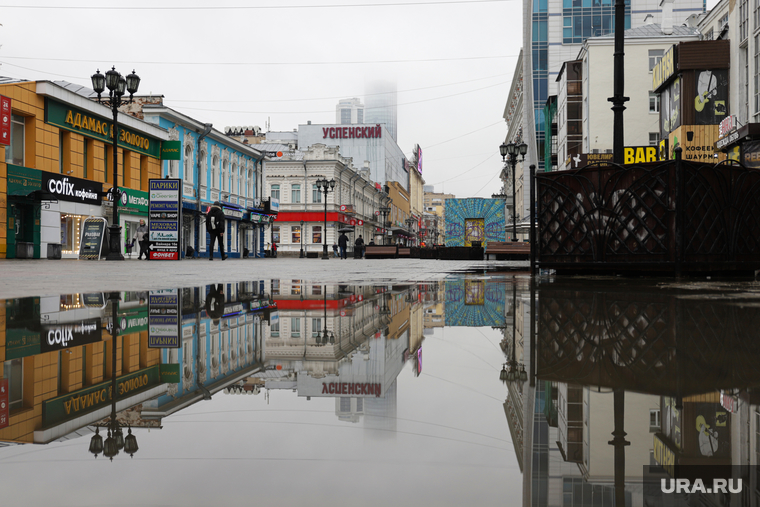Дождь и затопленные парки. Екатеринбург, лужа, отражение в луже, вайнера улица