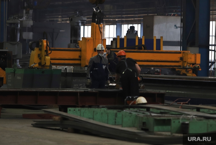 Губернатор Курганской области Вадим Шумков вручает государственные награды сотрудникам ЗАО «Курганстальмост». Курган, цех, сборосварочное производство, сварочный цех