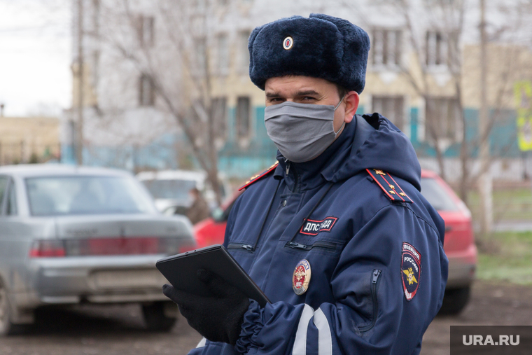 Клипарт. Магнитогорск, составление протокола, защитная маска, инспектор дпс