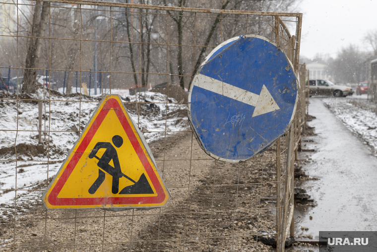 Строительство жилья. Пермь, дорожные работы, знаки безопасности
