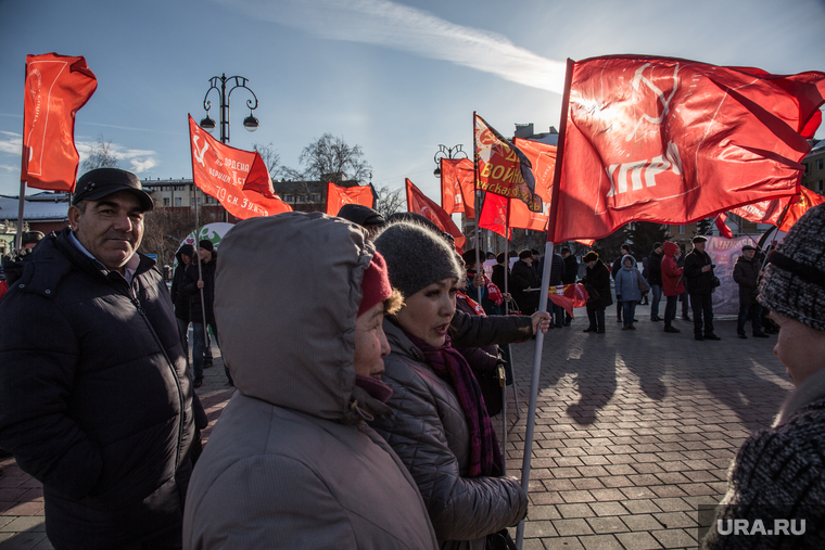 Митинг ЛДПР и КПРФ в поддержку своих кандидатов. Тюмень, кпрф, флаги