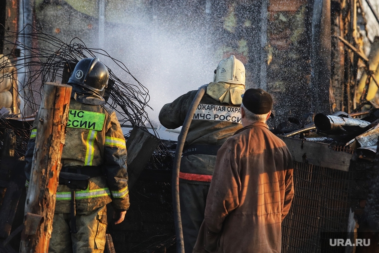 Тушение пожара  на улице Зои Космодемьянской. Курган, мчс, пожар, тушение пожара