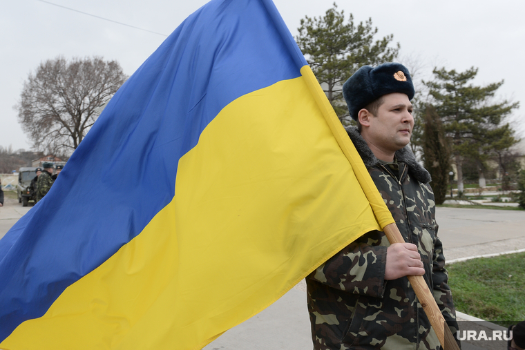 Безоружные украинские военные встретились с Российскими. Переговоры.Севастополь. Крым. Аэропорт Бельбек, флаг украины, армия