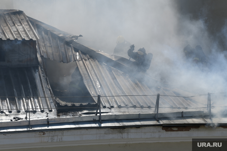 Пожар на кровле дома по адресу улица Шейнкмана, 19. Екатеринбург, пожар на крыше, пожар на кровле, горит кровля