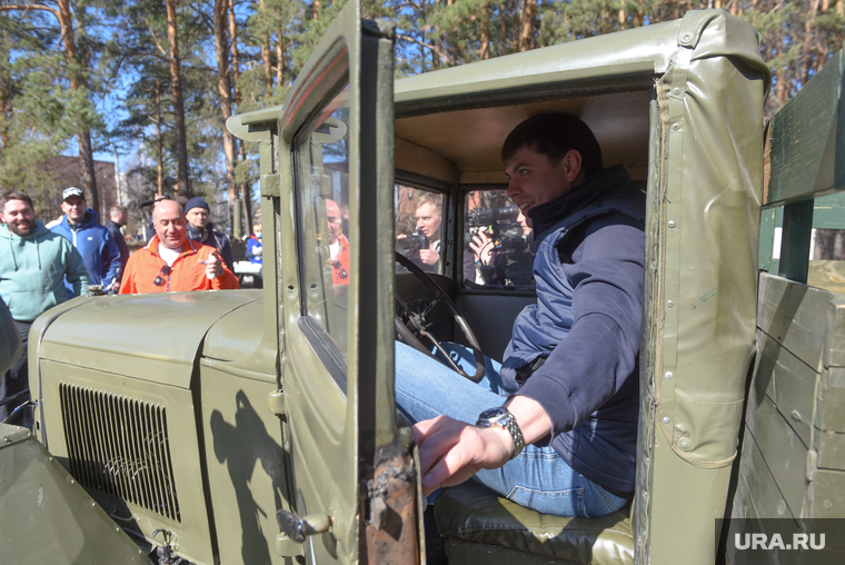 Михаила Зубарева, как самого высокого депутата заксобрания, попросили забраться в раритетный военный автомобиль. Зубарев, к удивлению многих поместился в кабине, и даже шутил: «Принято решение [служебную Toyota] Camry отобрать»