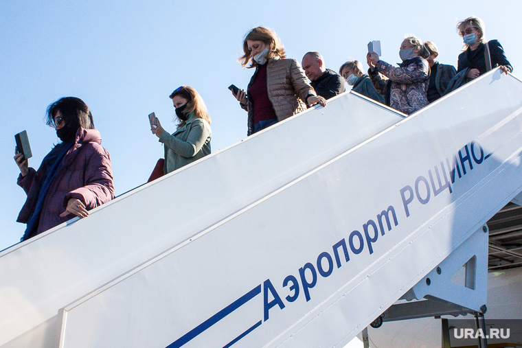 Открытие чартерных рейсов в Тюмень. Тюмень, аэропорт рощино, путешествие, трап, рощино, пассажиры, туристы, цветной бульвар, трап самолета, тюмень, перелет, авиапассажиры