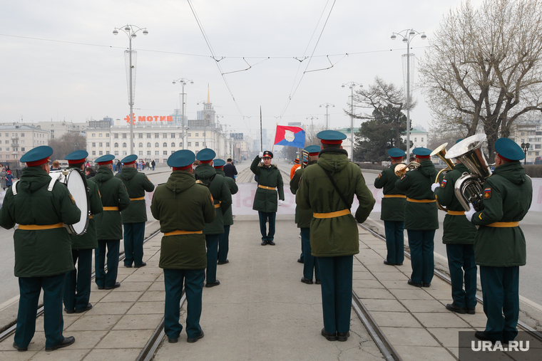 Сопровождает колонну военный оркестр