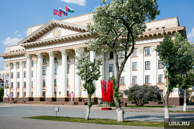 Майская жара. Тюмень, правительство тюменской области, весна, яблони цветут