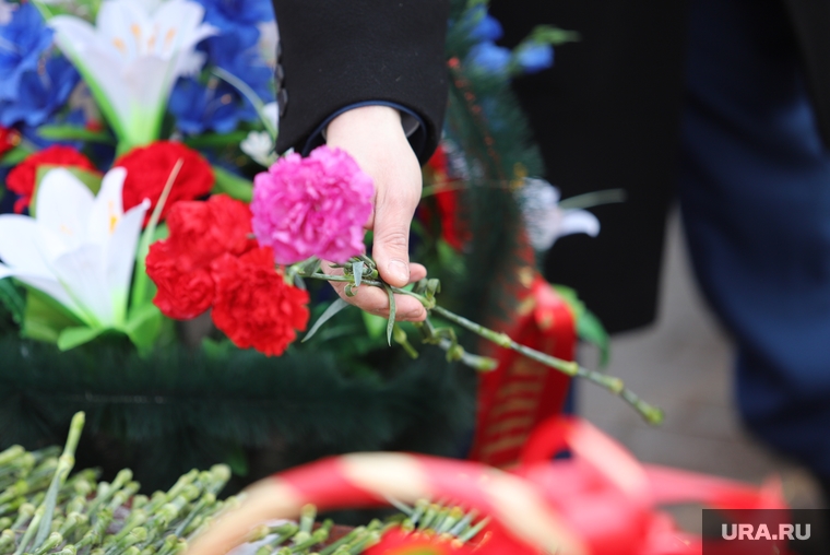 Акция «Защитим память героев» в честь 23 февраля. Курган, поминки, похороны, возложение цветов, кладбище