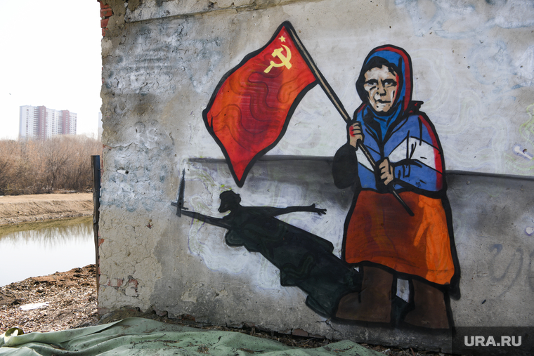Граффити с бабушкой на берегу реки Исеть. Екатеринбург, граффити, спецоперация, бабушка с флагом