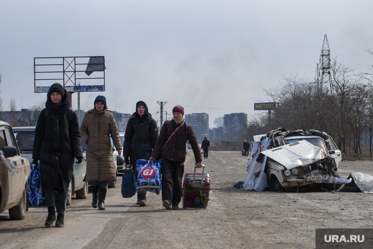 Эвакуация людей из осажденного Мариуполя. Украина, эвакуация, украина, мариуполь, следы от пуль, беженцы, автомобиль, гуманитарная катастрофа