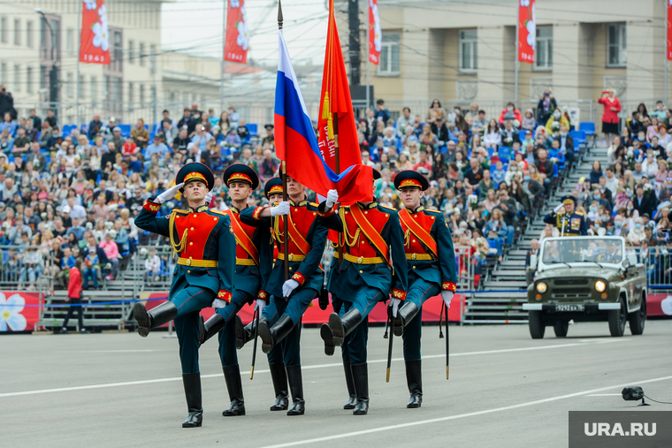 Празднование Дня Победы. Челябинск, парад победы, почетный караул, знамя россии