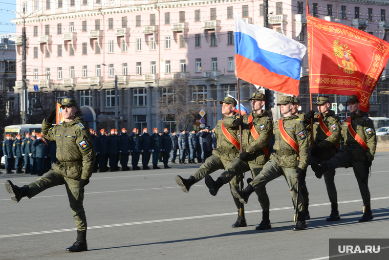 Репетиция торжественного построения войск Челябинского гарнизона. Челябинск, репетиция парада, знамя, солдат