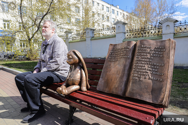 Памятник Зайке из стихотворения Агния Барто от Дмитрия Карасюка. Екатеринбург, карасюк дмитрий