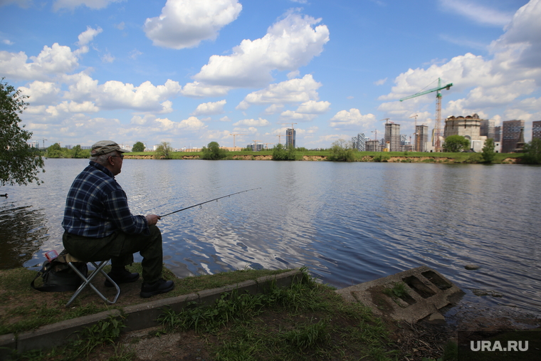 Спальные районы Москвы во время периода самоизоляции. Москва, рыбак, лето, рыбалка