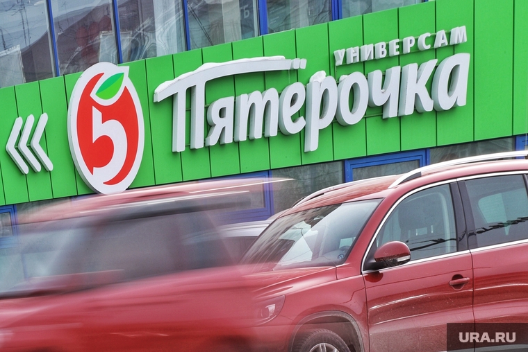 Торговая сеть «Пятёрочка». Курган , парковка, торговая сеть пятерочка, автомобильная парковка, машина, магазин пятерочка, тц пятерочка