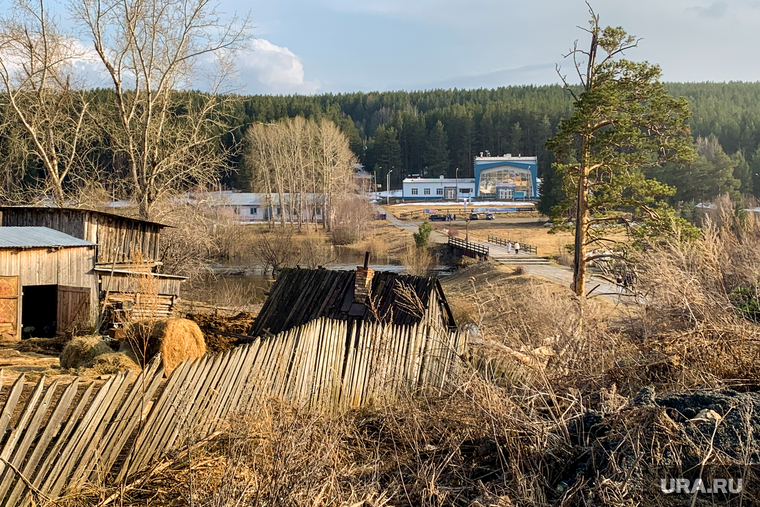 Краснотурьинск. Свердловская область, деревня, село, забор