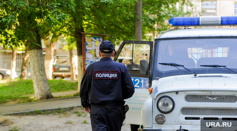 Задержание человека назвавшего себя богом. Челябинск, арест, уаз, участковый, задержанный, подъезд, полиция, патрульный автомобиль, задержание