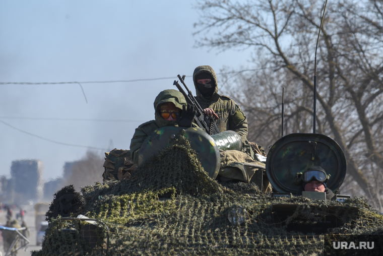 Ситуация в осажденном Мариуполе. Украина, старушки, бабушки, бмп, армия, военные, техника, украина, мариуполь, солдат, народная милиция, комендатура, вс рф