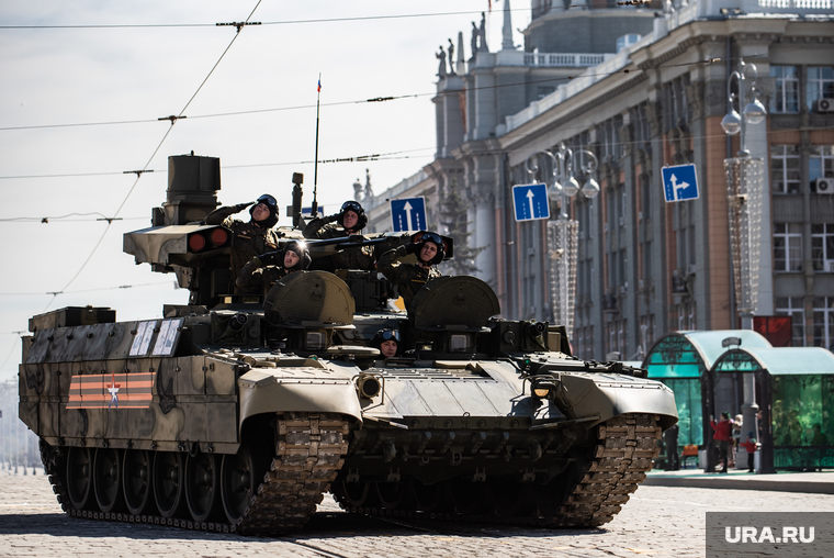 Генеральная репетиция военного парада, посвященного 76-ой годовщине Победы в Великой Отечественной войне. Екатеринбург, военная техника, военная техника на марше, репетиция парада