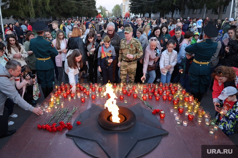 Сотни курганцев зажгли свечи возле обелиска Победы