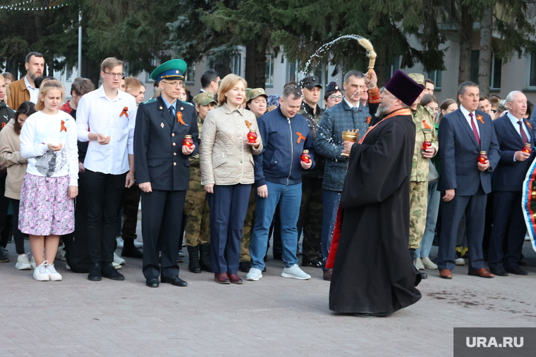 Протоирей Владимир освящает участников акции «Свеча памяти» в Кургане