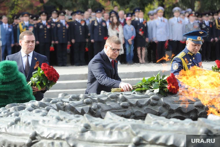 Цветы возлагают губернатор Алексей Текслер и председатель заксобрания области Александр Лазарев