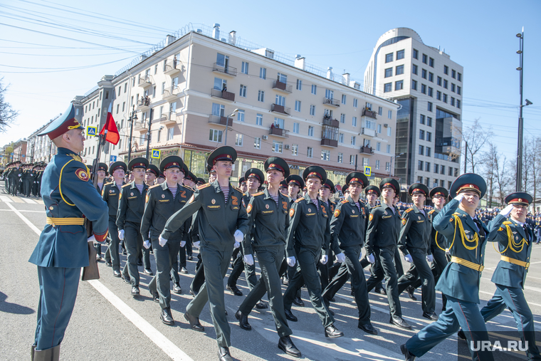 Прохождение участников Парада по Октябрьской площади