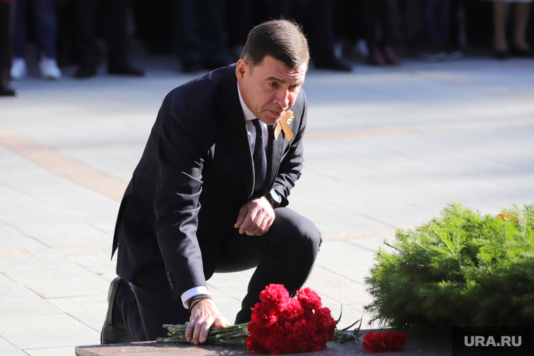 Возлагая букет к Вечному огню, губернатор Евгений Куйвашев на несколько секунд опустился на колено
