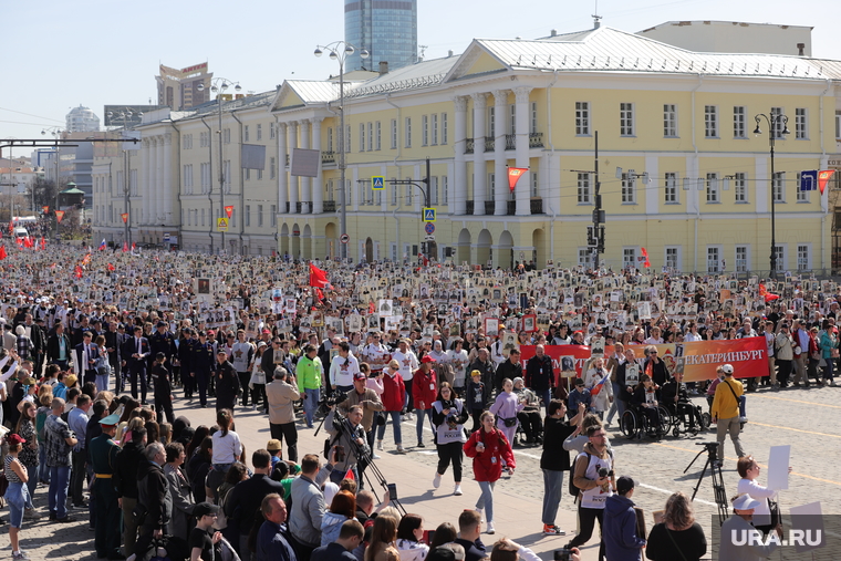 Больше 100 тысяч человек прошли в Бессмертном полку по Екатеринбургу