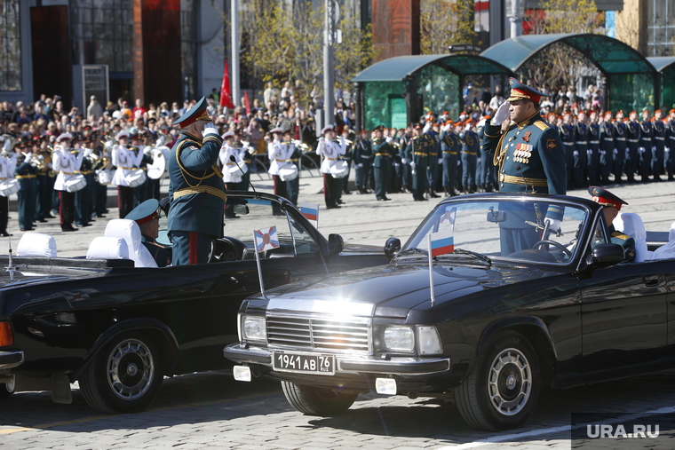 Руководил их действиями генерал-майор Александр Линьков (слева), а принимал парад — генерал-майор Рустам Миннекаев (справа). Для него это новое амплуа