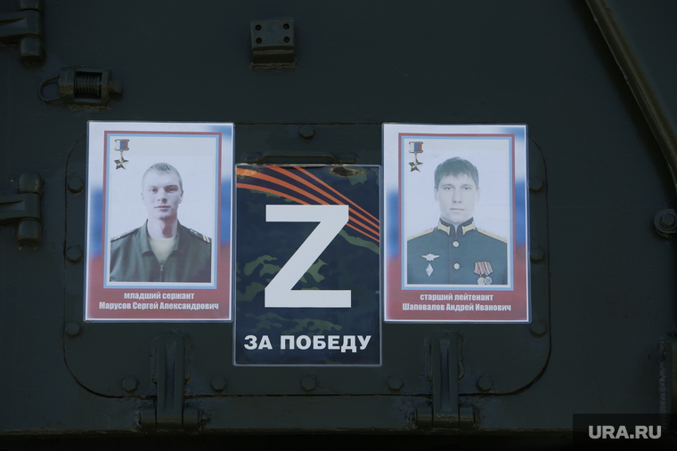 На боевой технике удалось разглядеть портреты бойцов, погибших во время спецоперации РФ на Украине