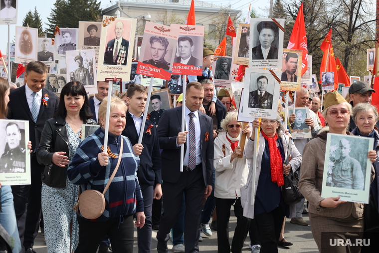 Шествие возглавил Вадим Шумков (в центре фото)