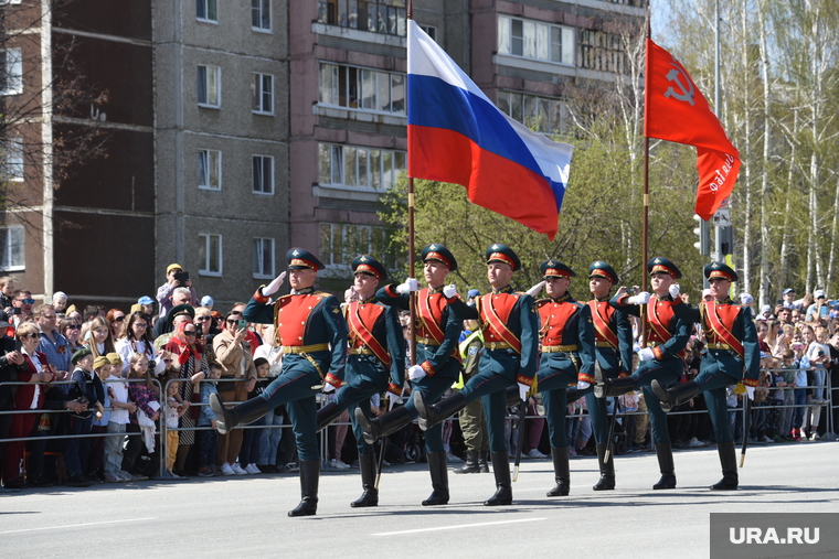 Традиционно шествие в Верхней Пышме, как и в других городах России, началось с внесения флага России и копии Знамени Победы