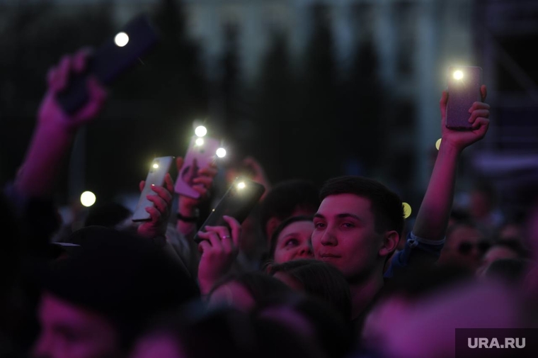 Постепенно на площади стемнело
