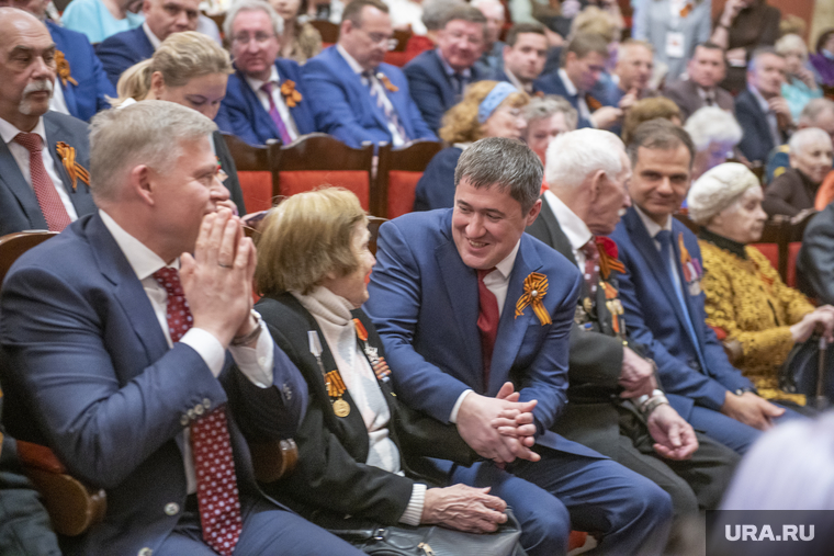 Дмитрий Махонин (справа) и Алексей Демкин стали зрителями праздничного концерта, прошедшего в ДК имени Солдатова