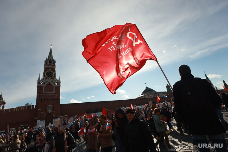 Бессмертный полк. Москва, красный флаг, бессмертный полк, знамя победы, 9 мая, красная площадь, москва