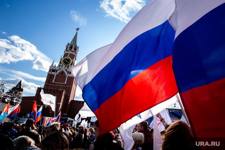 Встреча параолимпийской сборной на Красной Площади в Москве. Москва, спасская башня, российский флаг, триколор, флаг россии, кремль