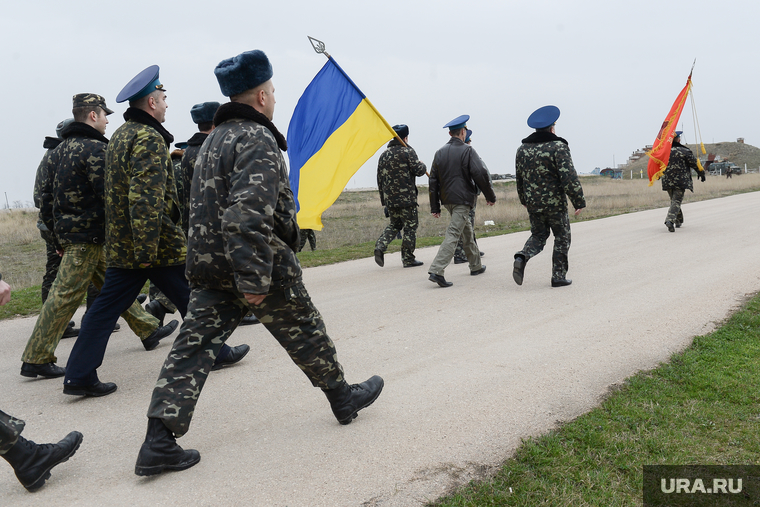 Безоружные украинские военные встретились с Российскими. Переговоры.Севастополь. Крым. Аэропорт Бельбек, флаг украины, армия, марш