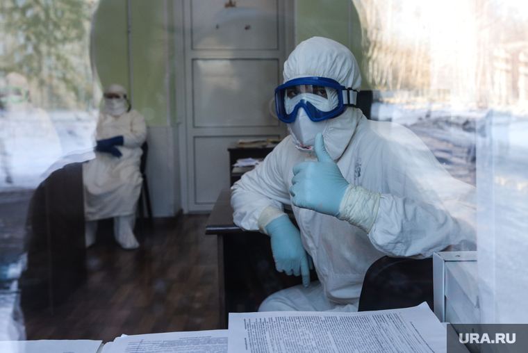 Сенатор Сергей Муратов вручает медикам второй горбольницы кислородные концентраты. Курган, защитный костюм, медики, здравоохранение, врач, медицина, средства защиты