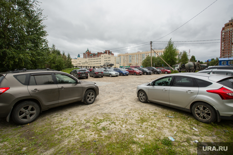 Парковки на газоне возле офисов Газпром и Тюменьэнерго. Сургут, парковка на газоне, тюменьэнерго