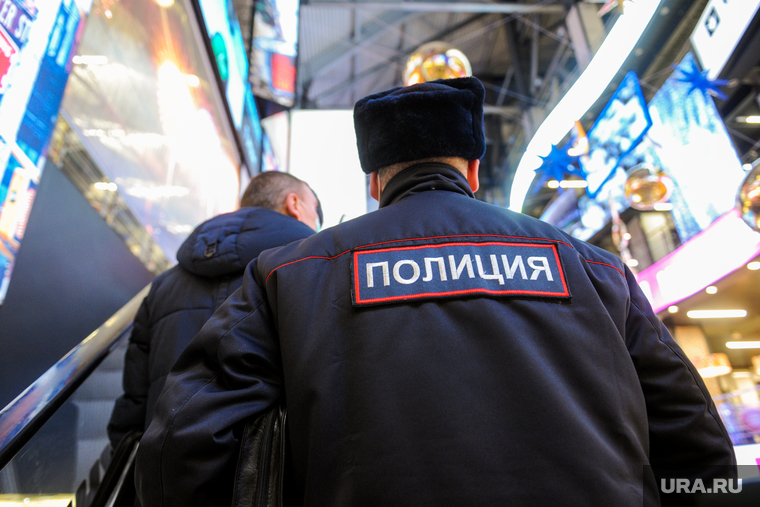 Рейд по проверке соблюдения масочного режима и QR-кодов в ТРК. Челябинск, торговый центр, полиция, трк