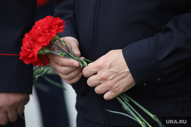 Возложение цветов к мемориалу Вечного Огня в день памяти и скорби, в день начала ВОВ. Курган, гвоздики, возлоение цветов, день памяти, цветы