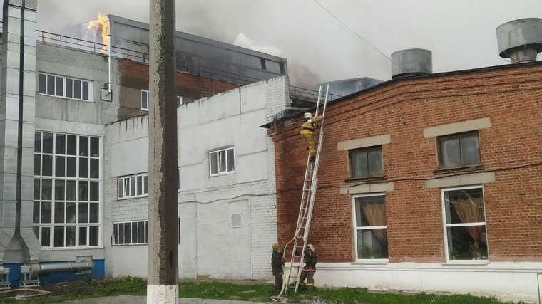В тушении пожара были задействованы восемь единиц техники и 35 человек