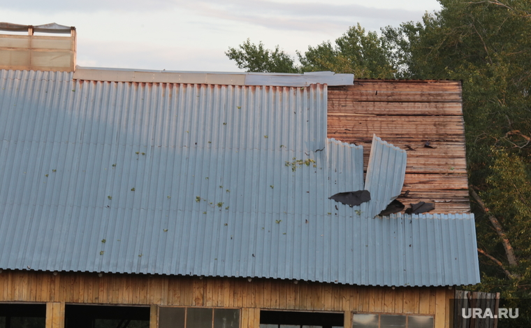 Последствия штормового ветра в поселке Нердва Карагайского района Пермского края, крыша, коровник, ураган, ветер, разрушенная кровля