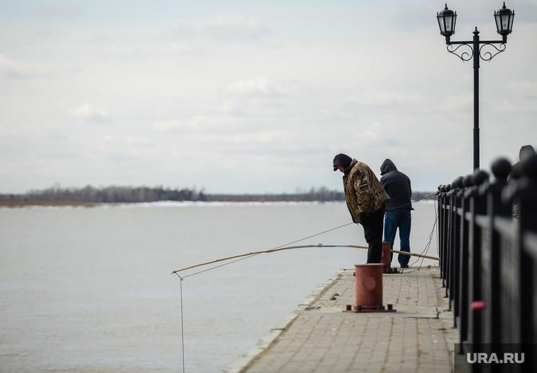 Ледоход на реке Обь. Сургут, рыбаки, рыбалка, речпорт