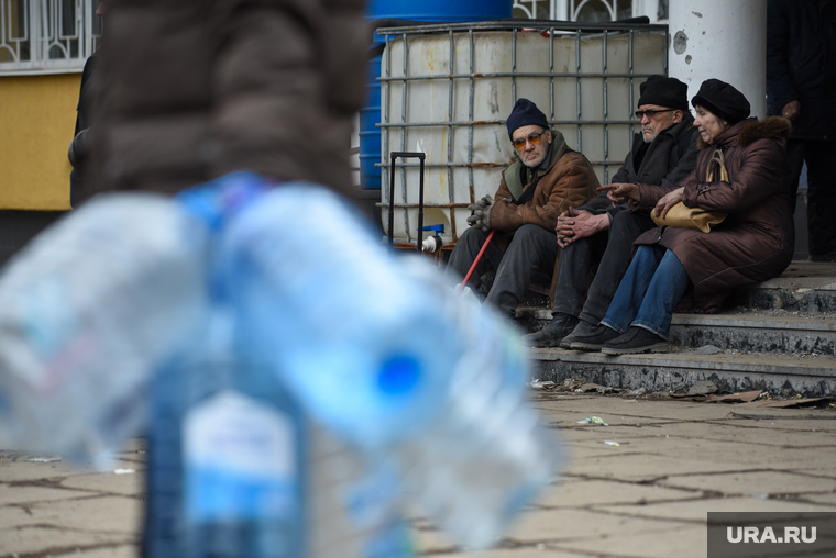 Мариуполь. Украина, последствия, мариуполь, беженцы, жители, канистры, пострадавшие, вода, обстрел, гуманитарная катастрофа