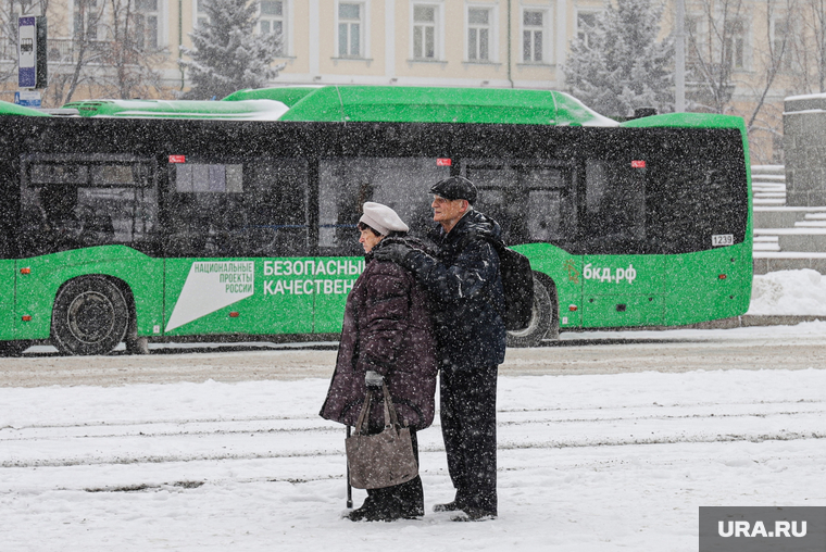 Первоапрельский снегопад. Екатеринбург, снег, пенсионер, пешеход, остановка, зима, непогода, автобус, снегопад, осадки